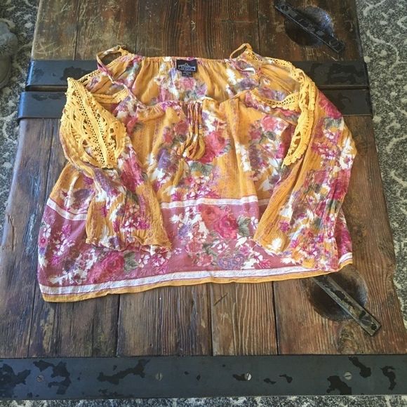 Like new lace detail peasant top - Picture 6 of 8